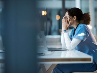 La paura dell'AI compromette la sanità globale: i medici in crisi 