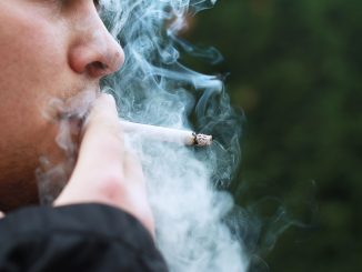 Fumo, ogni sigaretta riduce la vita di 20 minuti: studio shock