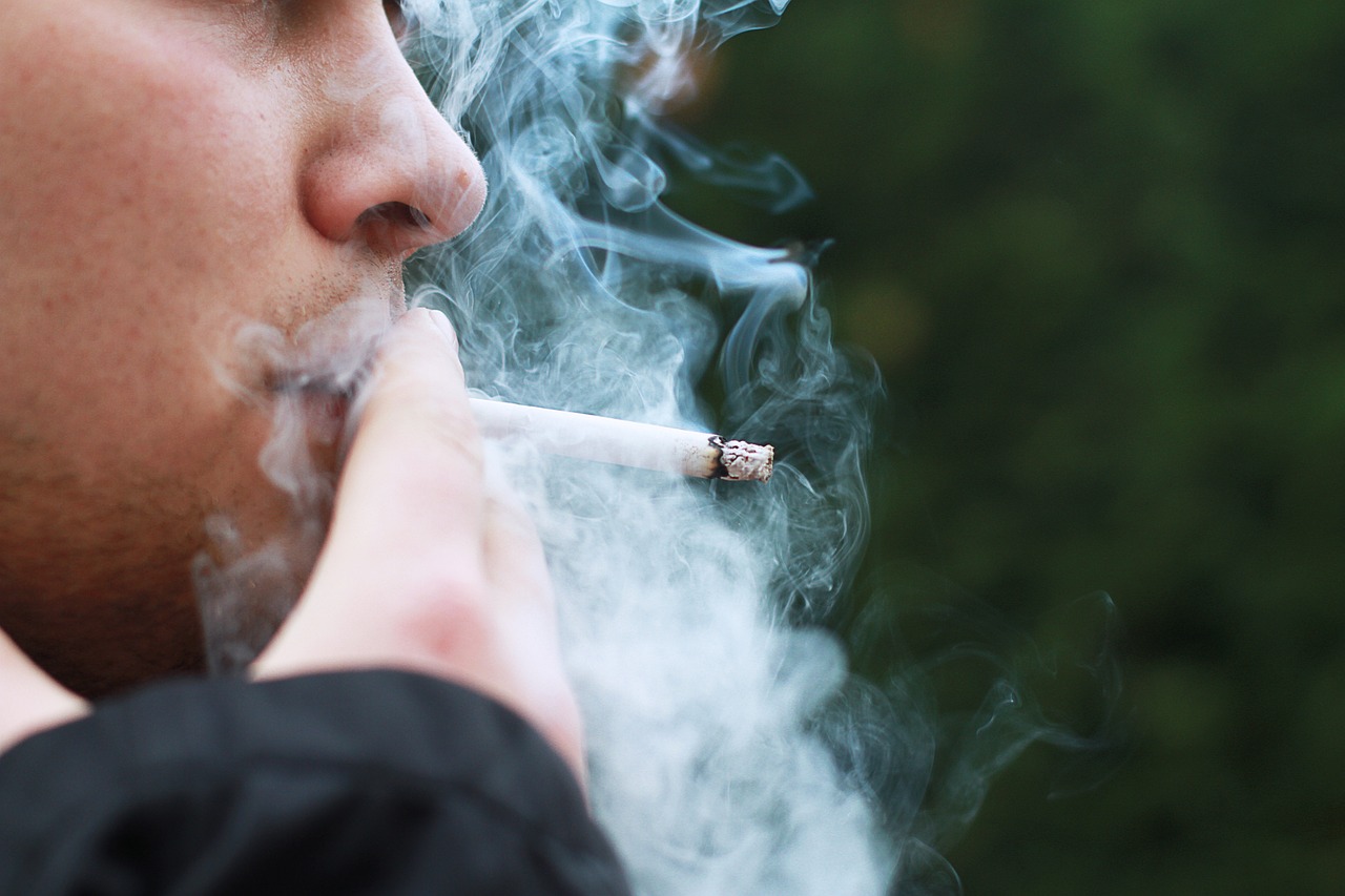 Fumo, ogni sigaretta riduce la vita di 20 minuti: studio shock