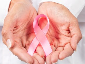 Un nuovo studio presentato al congresso dell’American Society of Clinical Oncology (ASCO) evidenzia come l’intelligenza artificiale possa potenziare l’accuratezza diagnostica nella classificazione del tumore al seno, con particolare riferimento alle forme caratterizzate da bassa espressione del recettore Her2. Questo approccio tecnologico contribuisce a correggere le frequenti inesattezze nell’identificazione dei sottotipi Her2-low e Her2-ultralow, spesso confusi con i tumori Her2-negativi o “nulli”, compromettendo così l’accesso a trattamenti specifici. Secondo i risultati, l’utilizzo dell’IA aiuta i patologi a distinguere meglio le sfumature nella colorazione immunoistochimica dei tessuti tumorali, elemento fondamentale per una valutazione corretta del livello di espressione di Her2. Tale precisione nella classificazione può fare la differenza nell’orientamento terapeutico, poiché consente di individuare pazienti che potrebbero beneficiare di farmaci mirati, come gli anticorpi farmaco-coniugati sviluppati per colpire le cellule che esprimono anche minime quantità del recettore Her2. I ricercatori hanno osservato che circa il 65% dei tumori mammari precedentemente definiti Her2-negativi mostra invece livelli di espressione riconducibili a sottogruppi più specifici. I tumori Her2-low e Her2-ultralow, infatti, rappresentano una fetta significativa delle diagnosi, ma rischiano spesso di essere erroneamente etichettati come Her2 nulli. Questo errore diagnostico riduce le possibilità di trattamento, in quanto i pazienti vengono esclusi da terapie innovative potenzialmente efficaci. Lo studio ha coinvolto 105 patologi provenienti da dieci Paesi dell’Asia e del Sud America. A ciascuno di essi sono stati sottoposti venti casi di tumore al seno per la valutazione del punteggio Her2. Le letture sono state eseguite prima e dopo il supporto di una piattaforma digitale basata su IA, sviluppata appositamente per guidare l’interpretazione delle immagini istologiche. I risultati hanno evidenziato un miglioramento netto nella capacità di classificare correttamente i diversi sottotipi: l’accuratezza diagnostica è aumentata dal 66,7% all’88,5%. L’intelligenza artificiale ha inoltre ridotto significativamente il margine d’errore nella distinzione dei tumori Her2-ultralow, portando la percentuale di valutazioni errate dal 29,5% al 4%. Si tratta di un dato rilevante, considerato che l’identificazione corretta di questi tumori può aprire l’accesso a strategie terapeutiche più avanzate. La piattaforma utilizzata nel progetto si basa su algoritmi di deep learning addestrati per riconoscere i diversi pattern di espressione del recettore Her2 nei campioni di tessuto. Tali algoritmi, combinati con un’interfaccia di formazione, permettono di affinare la capacità diagnostica dei professionisti, offrendo indicazioni puntuali per distinguere tra i vari gradi di espressione. L’importanza della precisione diagnostica in questo ambito risiede nella natura eterogenea del tumore al seno, che richiede un trattamento altamente personalizzato. La corretta classificazione Her2 non solo indirizza verso l’adozione di specifici protocolli terapeutici, ma influisce anche sulla prognosi e sulle decisioni cliniche successive. Errori nella lettura immunoistochimica possono quindi limitare l’efficacia dell’intero percorso terapeutico. Nel contesto dell’oncologia moderna, l’integrazione di strumenti basati su intelligenza artificiale si configura come una strategia sempre più rilevante per migliorare l’efficienza e l’affidabilità della diagnosi. In particolare, nei casi borderline, dove la valutazione visiva può risultare incerta anche per specialisti esperti, l’assistenza automatizzata può costituire un supporto fondamentale. Questo studio si inserisce in un filone crescente di ricerche che esplorano l’applicazione dell’IA nella patologia digitale, ponendo l’accento non sulla sostituzione del medico, ma sul rafforzamento delle sue competenze attraverso strumenti tecnologici avanzati. La possibilità di implementare tali soluzioni su scala globale, come dimostrato dalla partecipazione di specialisti da continenti diversi, suggerisce anche un potenziale impatto significativo nei contesti sanitari a risorse limitate, dove l’accesso a centri altamente specializzati è spesso più difficoltoso. I dati presentati durante il congresso ASCO suggeriscono che la standardizzazione diagnostica ottenibile tramite l’IA potrebbe contribuire a ridurre le disparità nei trattamenti e ad aumentare il numero di pazienti eleggibili a terapie anti-Her2. Sebbene ulteriori studi saranno necessari per confermare questi risultati su ampia scala e nella pratica clinica quotidiana, l’evidenza attuale indica un avanzamento concreto nel percorso verso una medicina oncologica sempre più personalizzata.