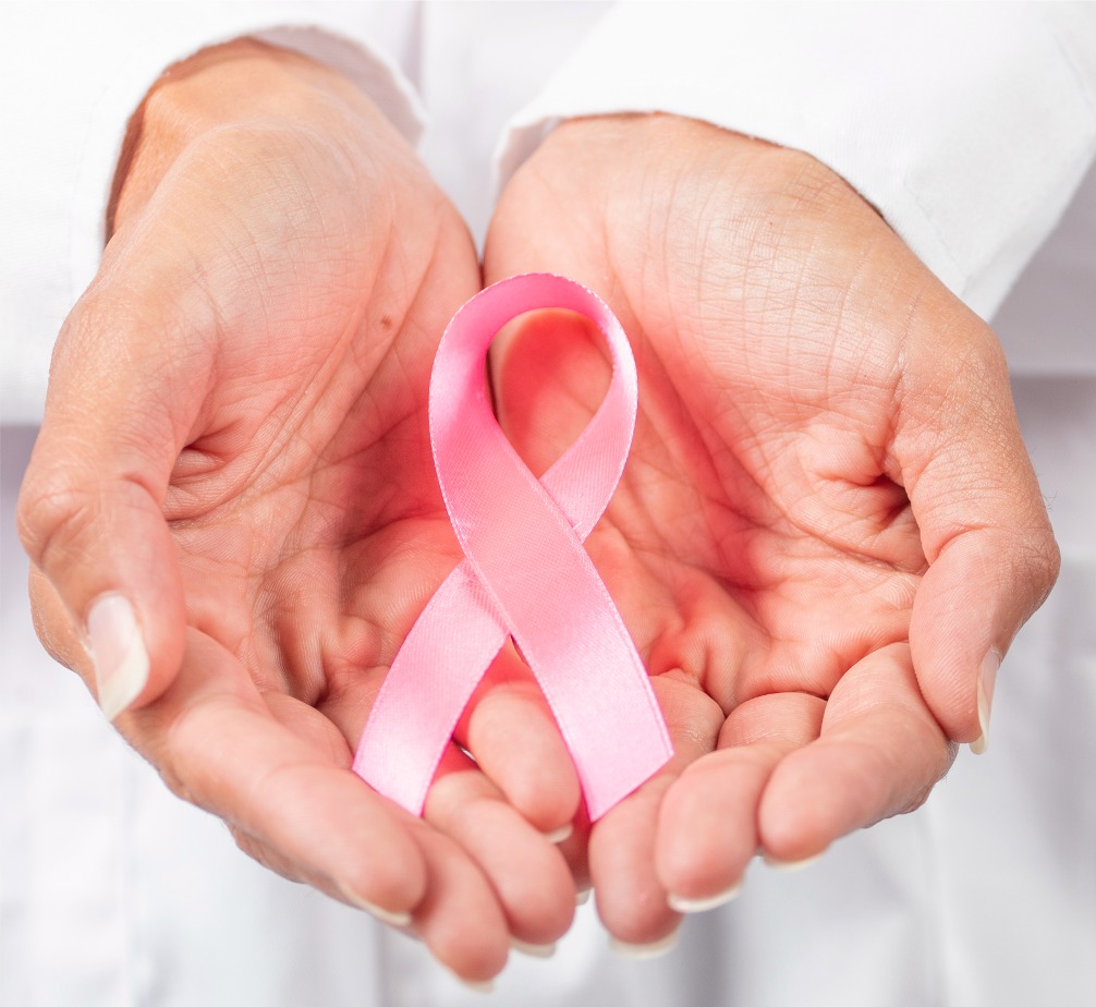 
Un nuovo studio presentato al congresso dell’American Society of Clinical Oncology (ASCO) evidenzia come l’intelligenza artificiale possa potenziare l’accuratezza diagnostica nella classificazione del tumore al seno, con particolare riferimento alle forme caratterizzate da bassa espressione del recettore Her2. Questo approccio tecnologico contribuisce a correggere le frequenti inesattezze nell’identificazione dei sottotipi Her2-low e Her2-ultralow, spesso confusi con i tumori Her2-negativi o “nulli”, compromettendo così l’accesso a trattamenti specifici.

Secondo i risultati, l’utilizzo dell’IA aiuta i patologi a distinguere meglio le sfumature nella colorazione immunoistochimica dei tessuti tumorali, elemento fondamentale per una valutazione corretta del livello di espressione di Her2. Tale precisione nella classificazione può fare la differenza nell’orientamento terapeutico, poiché consente di individuare pazienti che potrebbero beneficiare di farmaci mirati, come gli anticorpi farmaco-coniugati sviluppati per colpire le cellule che esprimono anche minime quantità del recettore Her2.

I ricercatori hanno osservato che circa il 65% dei tumori mammari precedentemente definiti Her2-negativi mostra invece livelli di espressione riconducibili a sottogruppi più specifici. I tumori Her2-low e Her2-ultralow, infatti, rappresentano una fetta significativa delle diagnosi, ma rischiano spesso di essere erroneamente etichettati come Her2 nulli. Questo errore diagnostico riduce le possibilità di trattamento, in quanto i pazienti vengono esclusi da terapie innovative potenzialmente efficaci.

Lo studio ha coinvolto 105 patologi provenienti da dieci Paesi dell’Asia e del Sud America. A ciascuno di essi sono stati sottoposti venti casi di tumore al seno per la valutazione del punteggio Her2. Le letture sono state eseguite prima e dopo il supporto di una piattaforma digitale basata su IA, sviluppata appositamente per guidare l’interpretazione delle immagini istologiche.

I risultati hanno evidenziato un miglioramento netto nella capacità di classificare correttamente i diversi sottotipi: l’accuratezza diagnostica è aumentata dal 66,7% all’88,5%. L’intelligenza artificiale ha inoltre ridotto significativamente il margine d’errore nella distinzione dei tumori Her2-ultralow, portando la percentuale di valutazioni errate dal 29,5% al 4%. Si tratta di un dato rilevante, considerato che l’identificazione corretta di questi tumori può aprire l’accesso a strategie terapeutiche più avanzate.

La piattaforma utilizzata nel progetto si basa su algoritmi di deep learning addestrati per riconoscere i diversi pattern di espressione del recettore Her2 nei campioni di tessuto. Tali algoritmi, combinati con un’interfaccia di formazione, permettono di affinare la capacità diagnostica dei professionisti, offrendo indicazioni puntuali per distinguere tra i vari gradi di espressione.

L’importanza della precisione diagnostica in questo ambito risiede nella natura eterogenea del tumore al seno, che richiede un trattamento altamente personalizzato. La corretta classificazione Her2 non solo indirizza verso l’adozione di specifici protocolli terapeutici, ma influisce anche sulla prognosi e sulle decisioni cliniche successive. Errori nella lettura immunoistochimica possono quindi limitare l’efficacia dell’intero percorso terapeutico.

Nel contesto dell’oncologia moderna, l’integrazione di strumenti basati su intelligenza artificiale si configura come una strategia sempre più rilevante per migliorare l’efficienza e l’affidabilità della diagnosi. In particolare, nei casi borderline, dove la valutazione visiva può risultare incerta anche per specialisti esperti, l’assistenza automatizzata può costituire un supporto fondamentale.

Questo studio si inserisce in un filone crescente di ricerche che esplorano l’applicazione dell’IA nella patologia digitale, ponendo l’accento non sulla sostituzione del medico, ma sul rafforzamento delle sue competenze attraverso strumenti tecnologici avanzati. La possibilità di implementare tali soluzioni su scala globale, come dimostrato dalla partecipazione di specialisti da continenti diversi, suggerisce anche un potenziale impatto significativo nei contesti sanitari a risorse limitate, dove l’accesso a centri altamente specializzati è spesso più difficoltoso.

I dati presentati durante il congresso ASCO suggeriscono che la standardizzazione diagnostica ottenibile tramite l’IA potrebbe contribuire a ridurre le disparità nei trattamenti e ad aumentare il numero di pazienti eleggibili a terapie anti-Her2. Sebbene ulteriori studi saranno necessari per confermare questi risultati su ampia scala e nella pratica clinica quotidiana, l’evidenza attuale indica un avanzamento concreto nel percorso verso una medicina oncologica sempre più personalizzata.